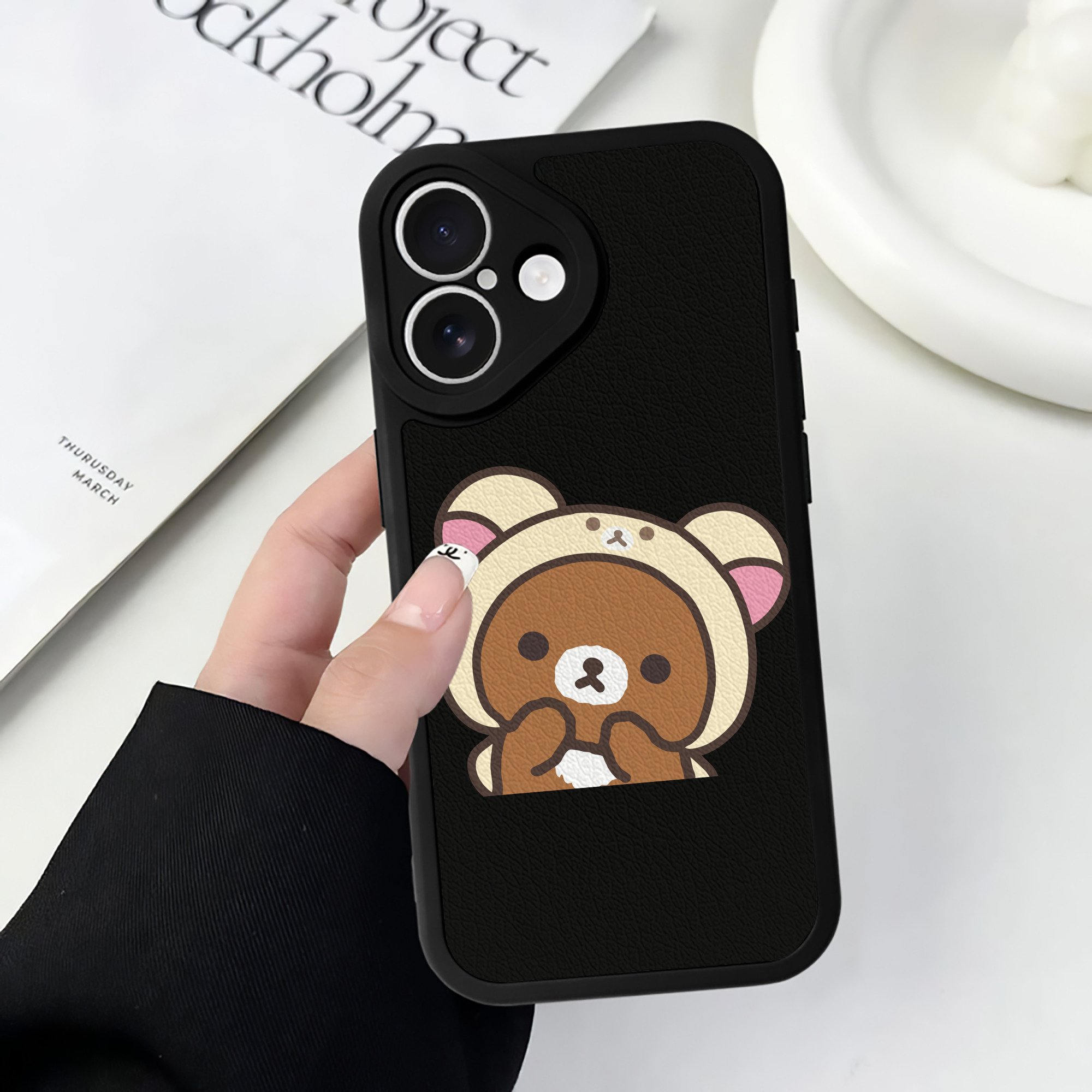 （画像用） リラックマ リラックマ キイロイトリ Rilakkuma Korilakkuma Kiiroitori 【iPhone 16シリーズ対応】シリコンスマホケース（レザー調） 材質：シリコン